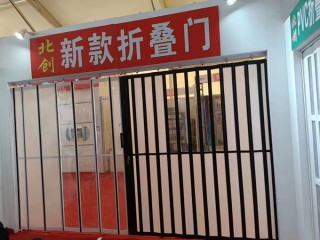 商场折叠门河北生产厂家，商场商城PVC水晶弧形折叠门生产厂家